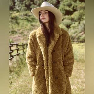 NWOT THE VINTAGE PLUSH COAT - HARVEST GOLD. Size 3 (Large).